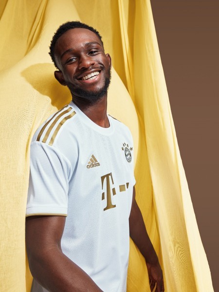 Maglia FC Bayern München Hernandez 21 Divisa Trasferta 2022/23